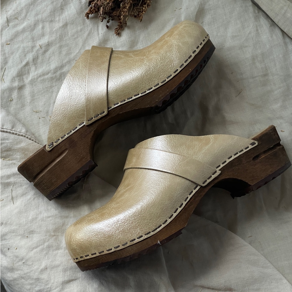Sanita pearly tan clogs 37